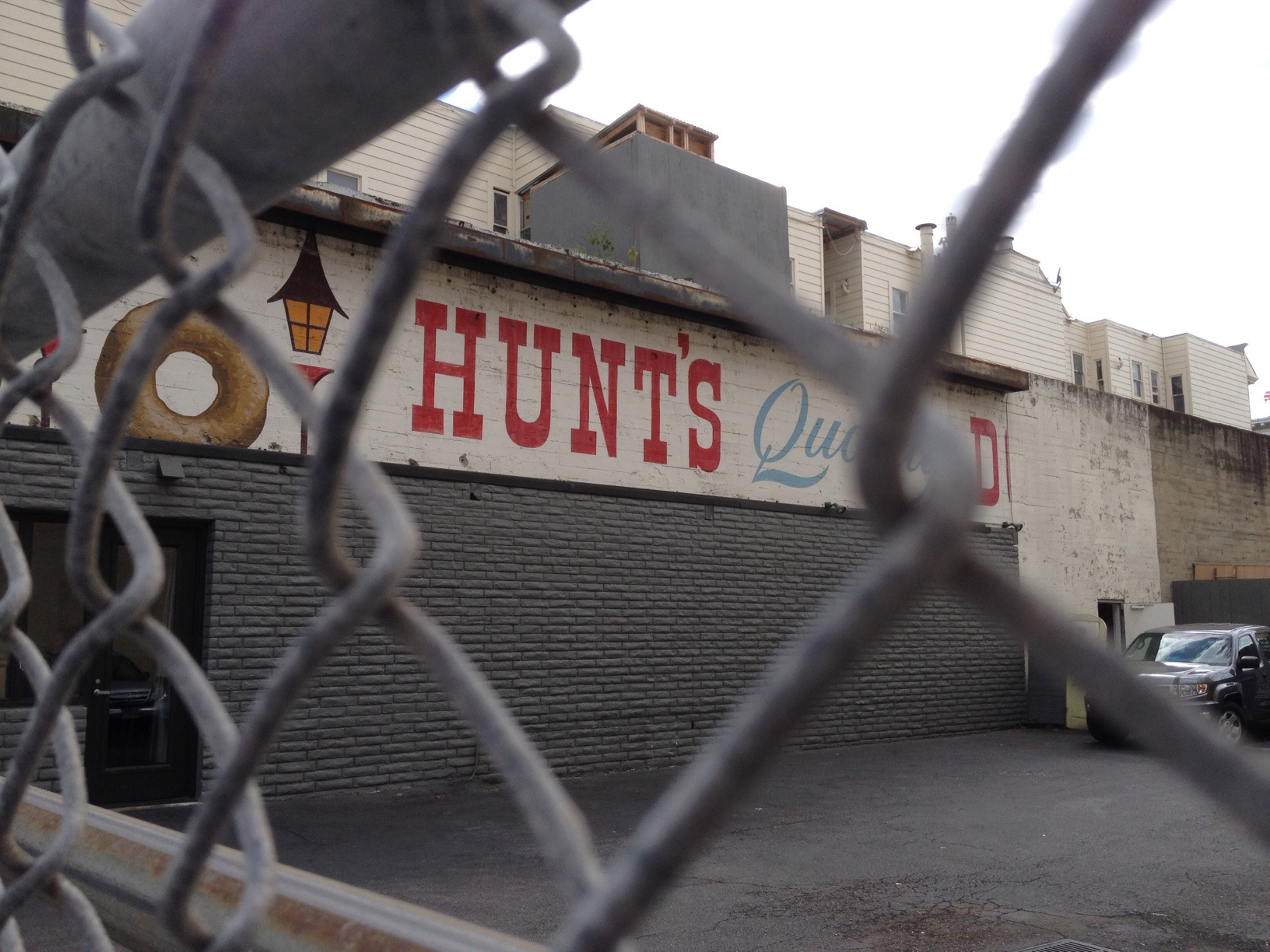Photo shows Hunt's Donut Shop.