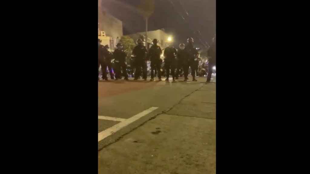 Foto tomada por Julian Mark cuando se encontraba acostado en el piso, pues los oficiales de la SFPD arrestaron a Mark, un periodista profesional, junto con otros 23 manifestantes el miércoles por la noche por violar el toque de queda. Photo taken from the supine position by Julian Mark, as SFPD officers arrest 23 protesters Wednesday night for curfew violations and detain Mark, a credentialed journalist.