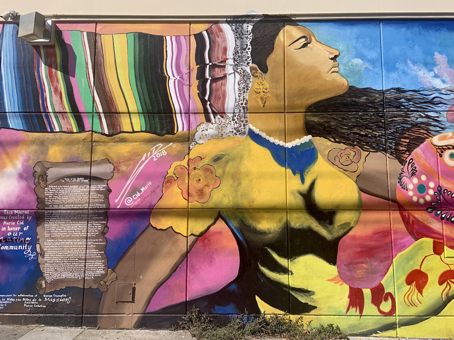 La mujer del jarron mural by Mario Cid