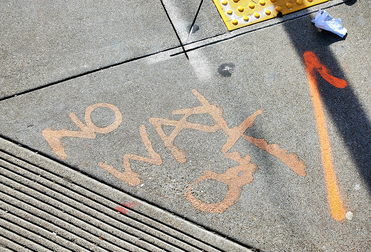 Street writing, no way out on the sidewalk