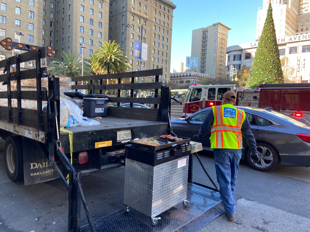 Merry Xmas: Cops, health department impound hot dog vendors’ carts in Union Square