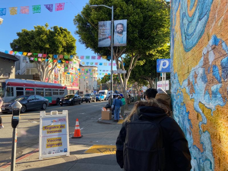 A line of people waiting to get covid-19 booster at Unidos En Salud.