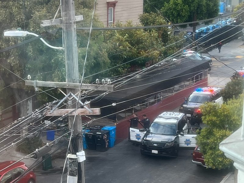 Police point guns up Shotwell Street