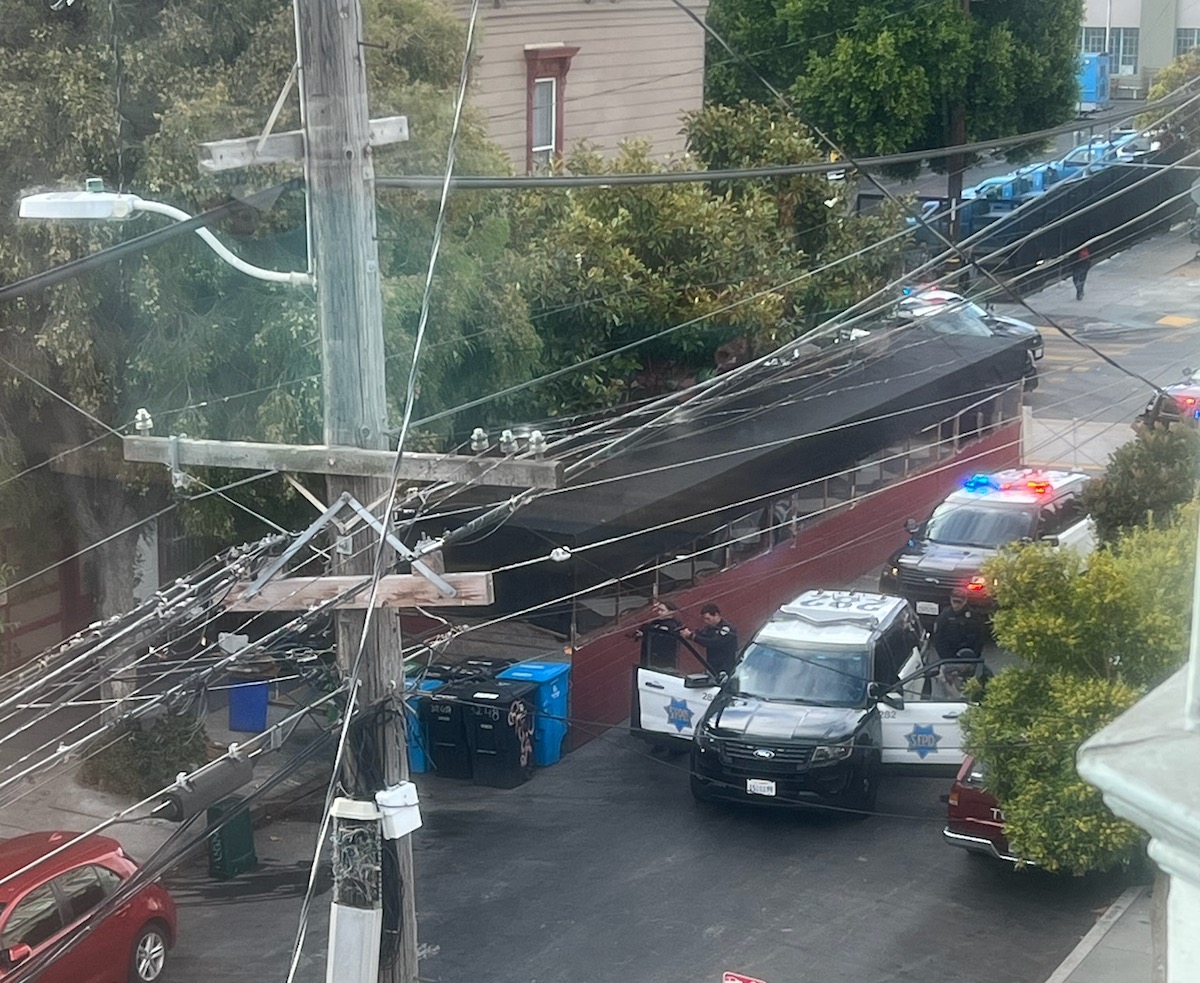 Police point guns up Shotwell Street