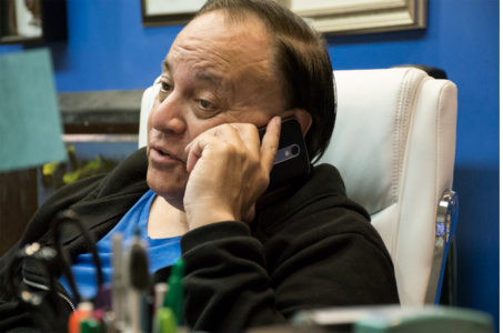 Leonard Lacayo sentado en su despacho.