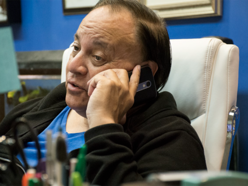 Leonard Lacayo sentado en su despacho.