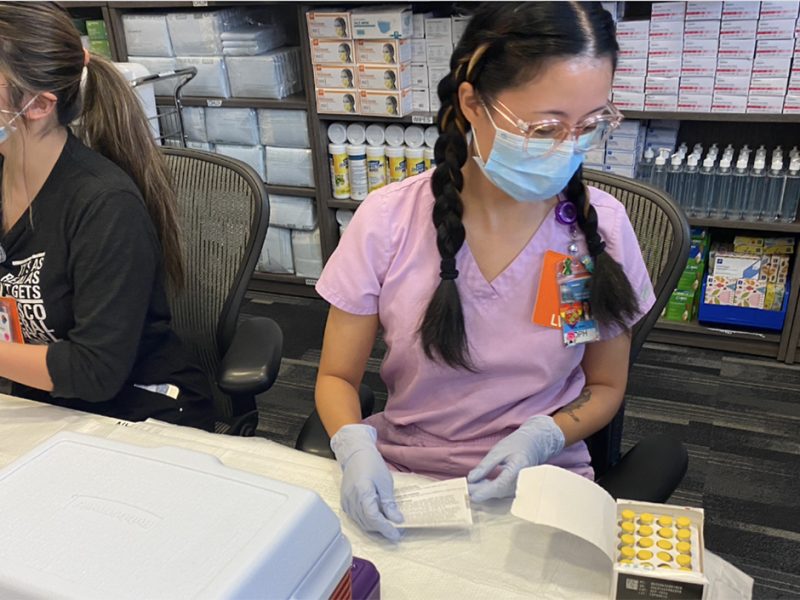 Una enfermera abre un kit de vacunas contra la viruela del mono en el Hospital General de San Francisco.