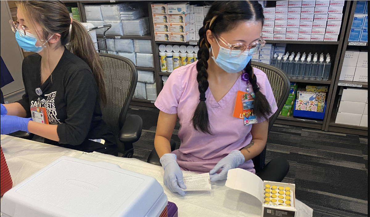 Una enfermera abre un kit de vacunas contra la viruela del mono en el Hospital General de San Francisco.