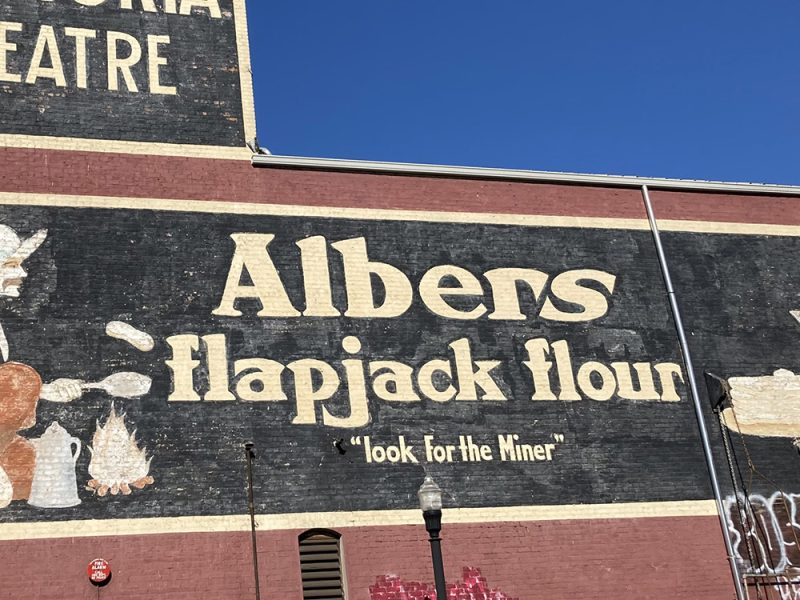 an old advertisement on the side of a building for flapjack flour