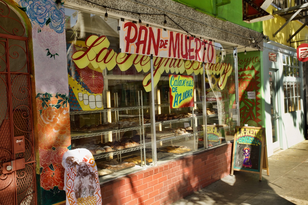 Front of paneria with sign for pan de muerto