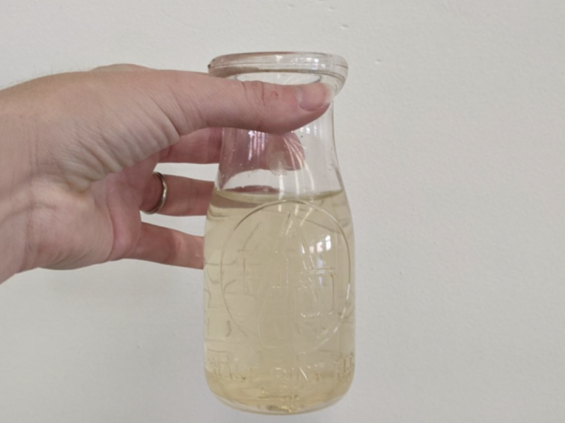Agua amarilla del lavabo de la profesora de arte Emily Mapes. Cortesía de Mapes.
