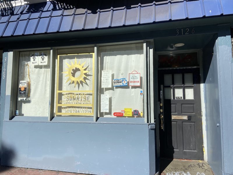 Sunrise pupusa restaurant 24th Street is locked up because its closed.