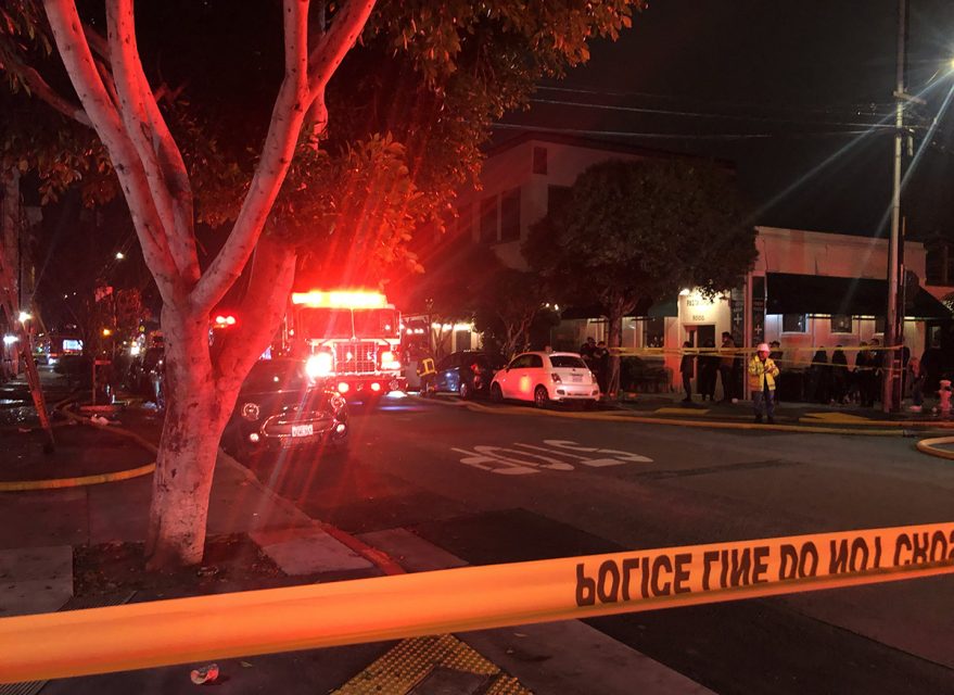 前景为黄色警戒带的消防车。