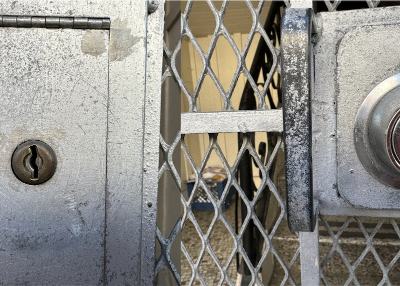 A lock box and an entry way which mail carriers enter to deliver mail. Photos by Lydia Chávez.