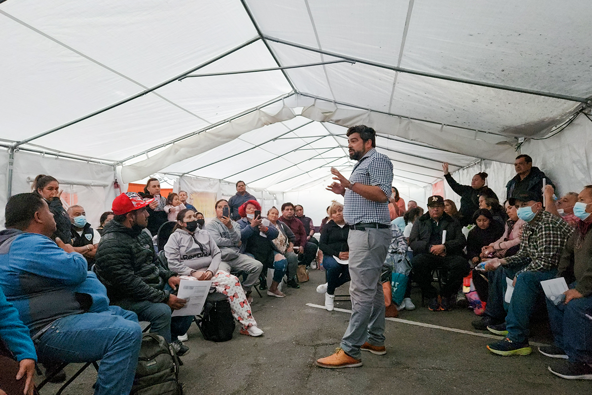Santiago Lerma speaking with assembled street vendors.
