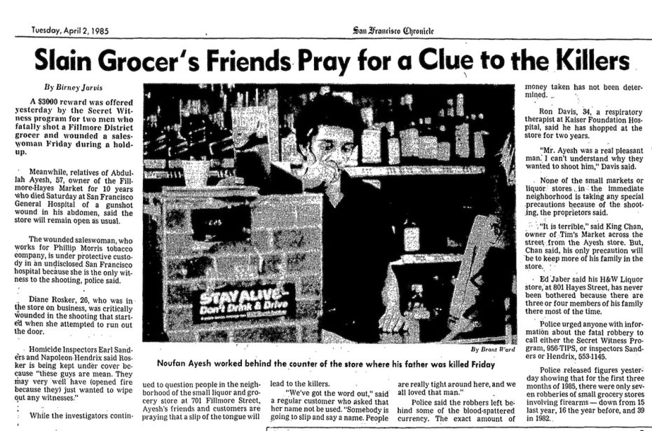 報紙文章的標題是「被殺的雜貨商的朋友們祈禱找到兇手的線索」。文章中展示了一名男子在商店櫃檯後面工作的照片，反映了當地店主的勤奮精神。