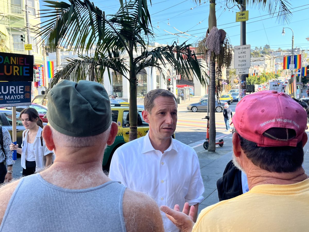Vea cómo se postulan: Daniel Lurie saluda a los votantes en el Castro, en medio de una ola de calor