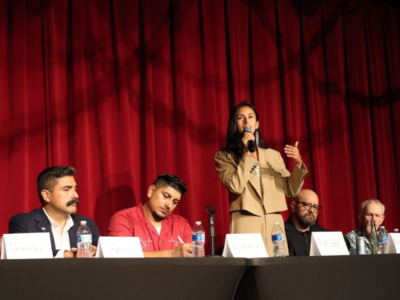 從左至右：第9區候選人Stephen Torres、Julian Bermudez、Jackie Fielder、Jaime Gutierrez和H. Brown在Mission拉丁裔文化藝術中心舉行的論壇上。2024年10月2日。