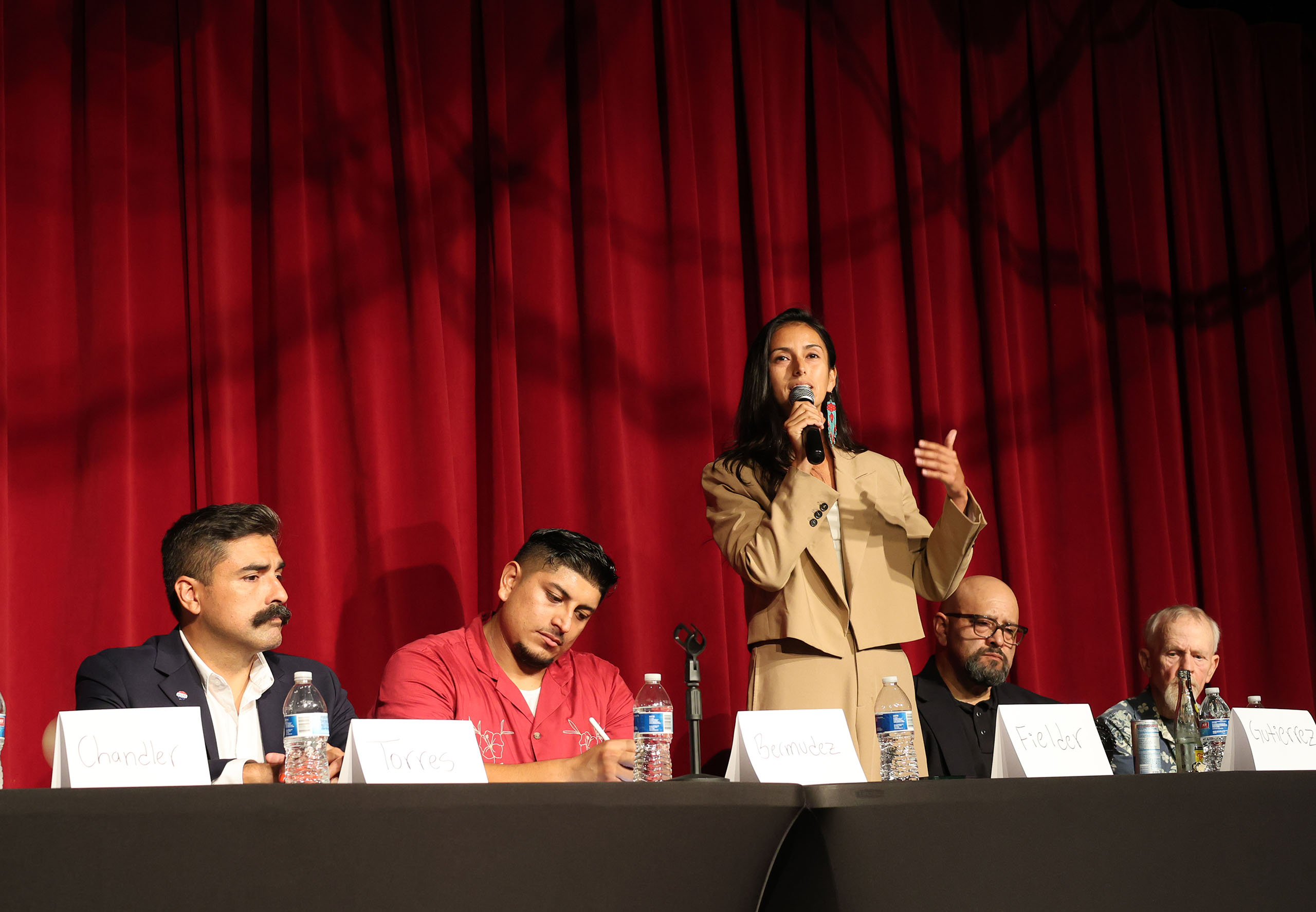 從左至右：第9區候選人Stephen Torres、Julian Bermudez、Jackie Fielder、Jaime Gutierrez和H. Brown在Mission拉丁裔文化藝術中心舉行的論壇上。2024年10月2日。