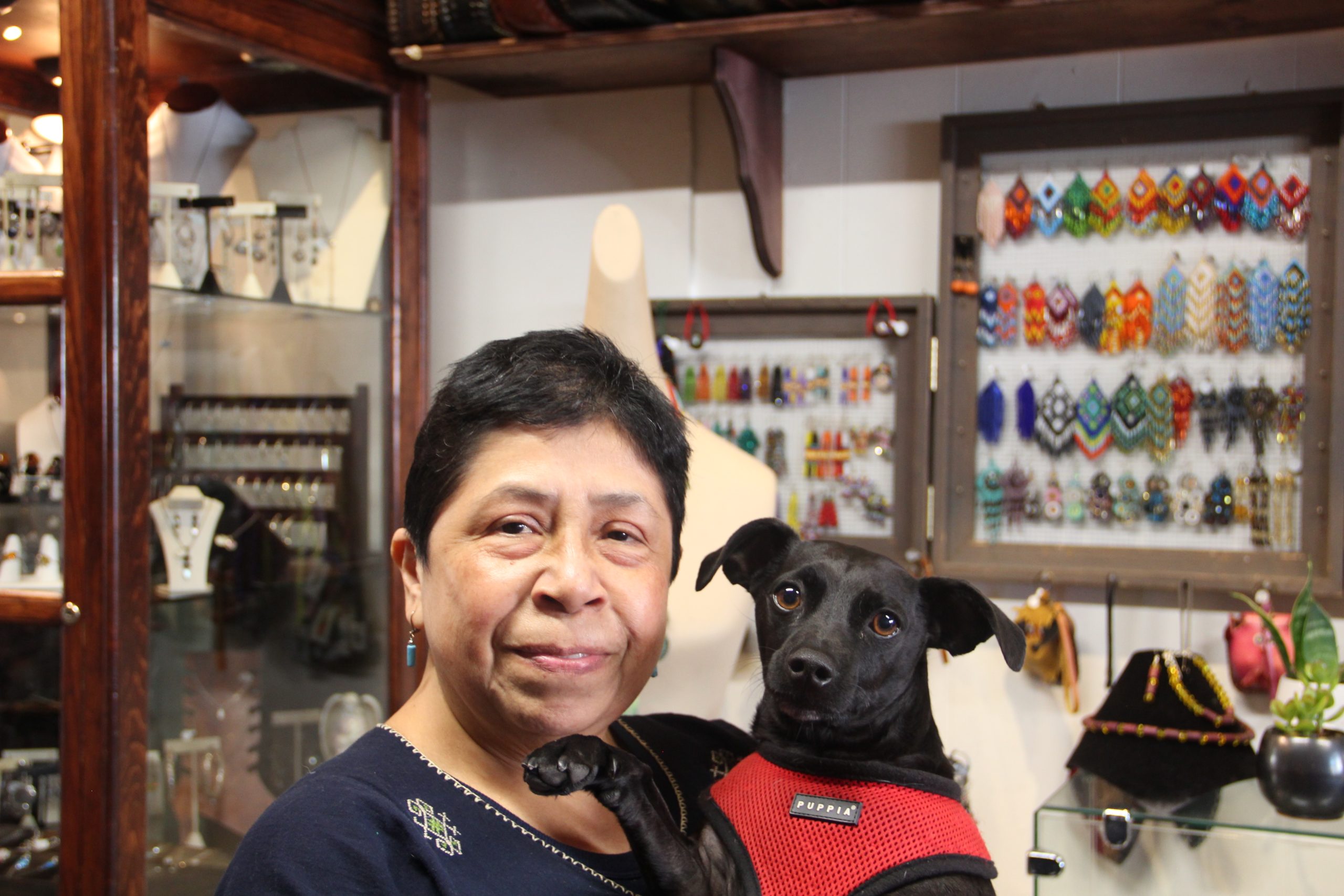 Diana Medina與她的愛犬Yuma於2024年11月7日週四在店內合影。攝影：Oscar Palma。