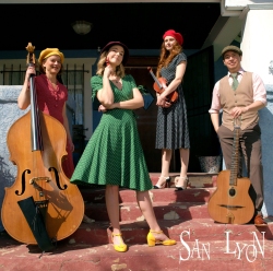 Four musicians pose on outdoor steps with instruments—a double bass, violin, and guitar. Three women and one man wear vintage-style clothing. "San Lyon" text appears at the bottom.