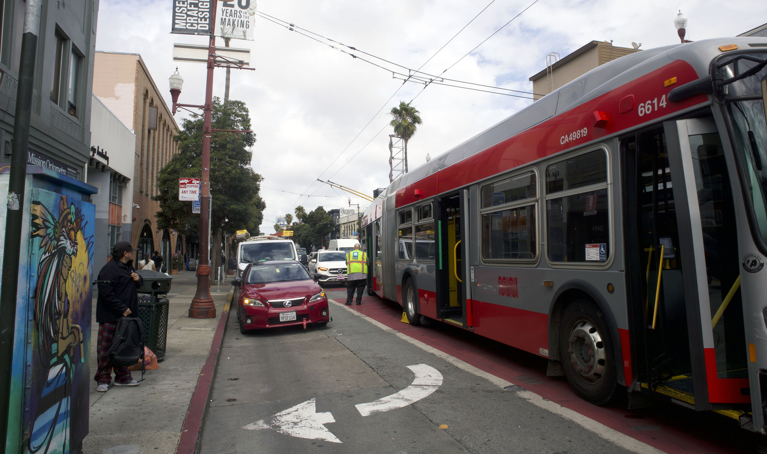 Muni 14R bus and SUV collide on Mission Street