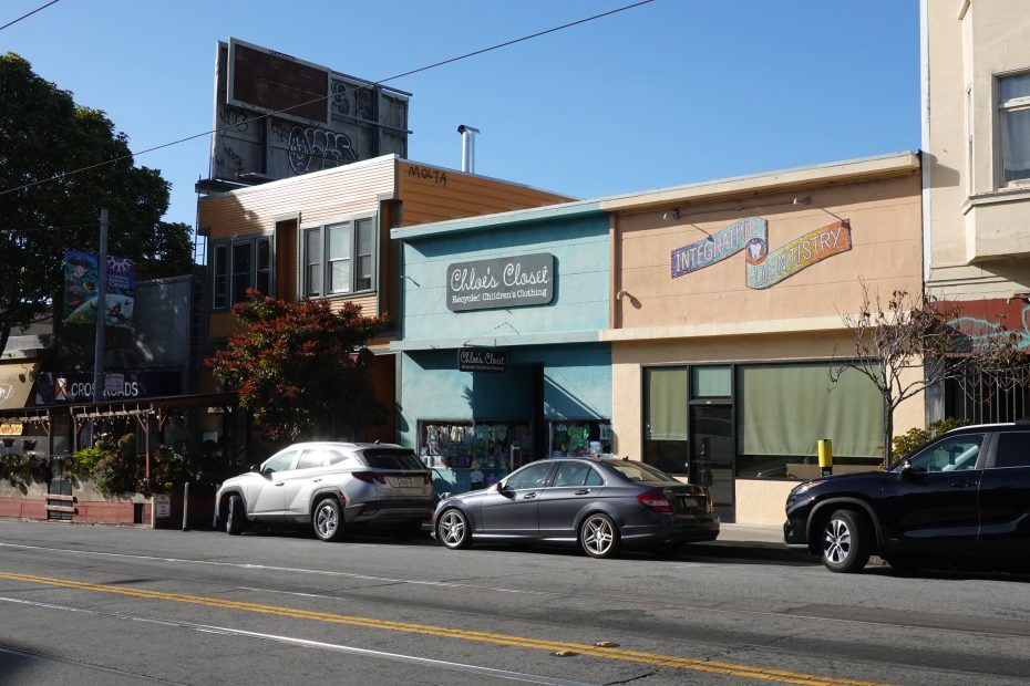 A street view shows parked cars in front of a turquoise building labeled "Chloe's Closet" beside another building with a "Integrity Dentistry" sign.