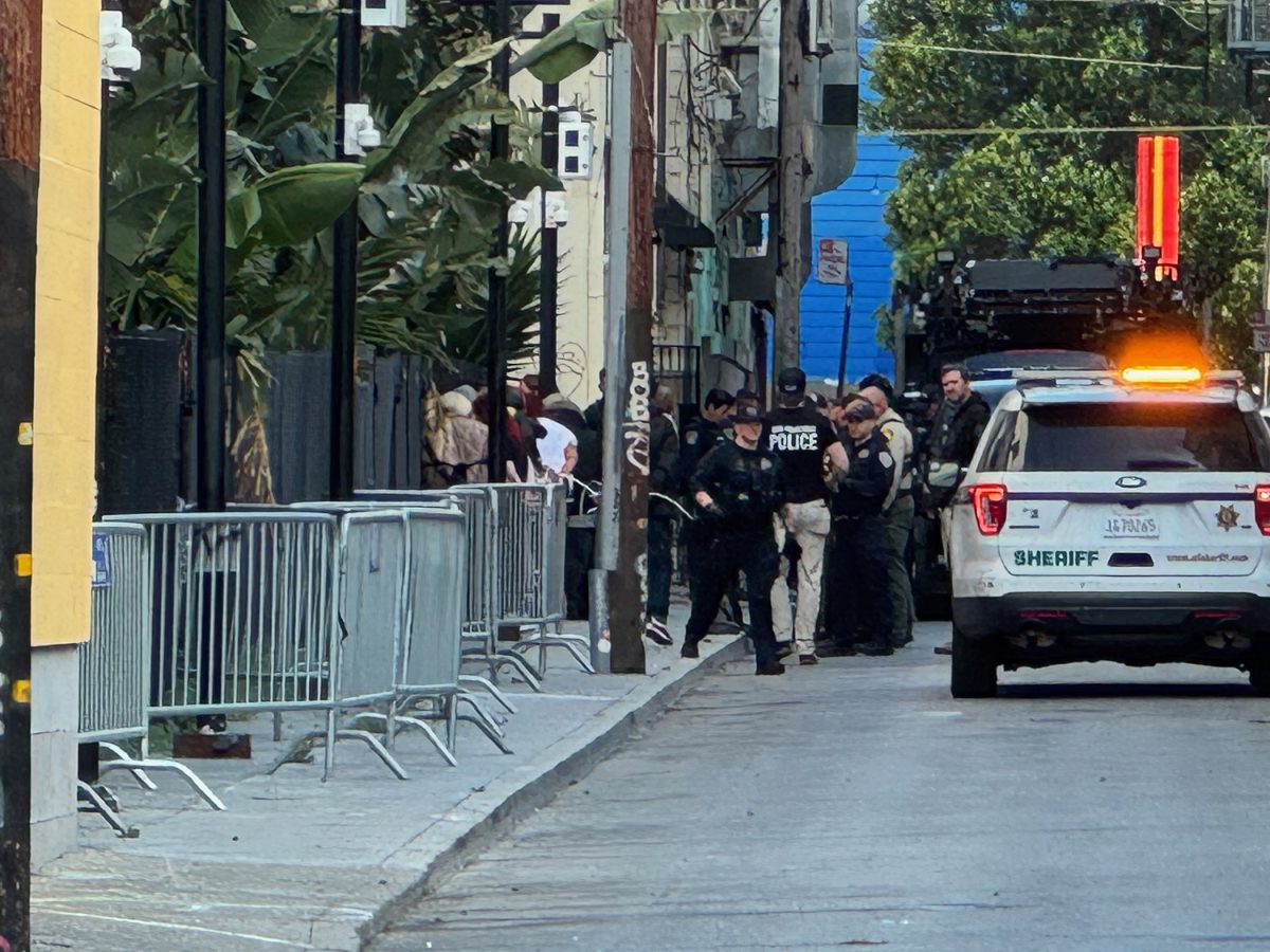 S.F. police, sheriff’s deputies swarm Mission District alley, detaining several